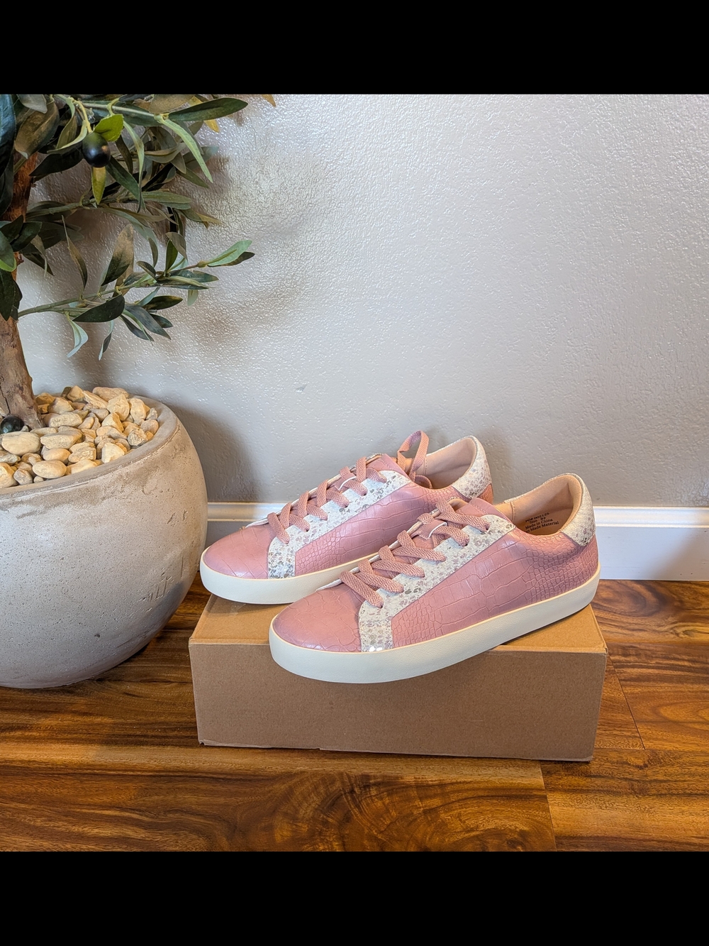 NWT! Journee Collection Lace Up PINK Crocodile Print Sneakers Size 8.5M